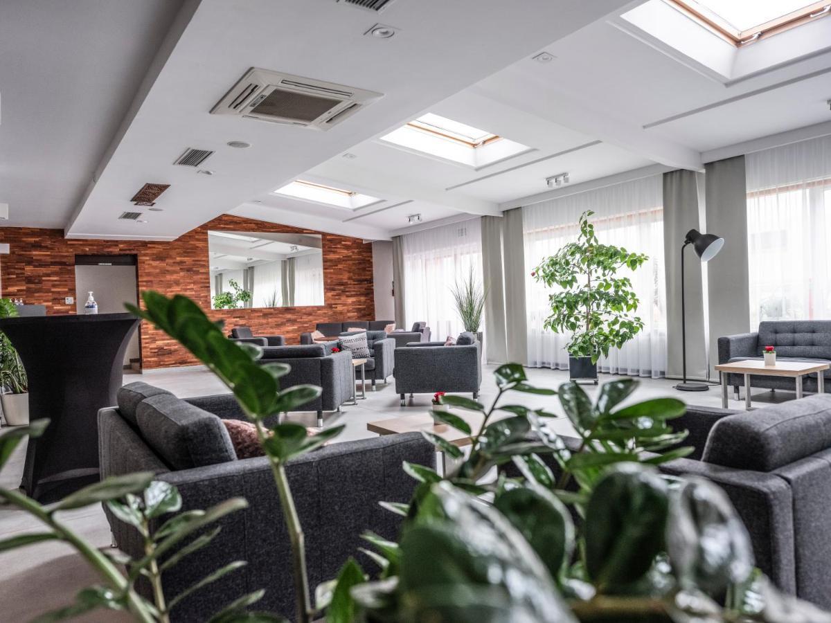 Hotel Europa Стараховице Екстериор снимка