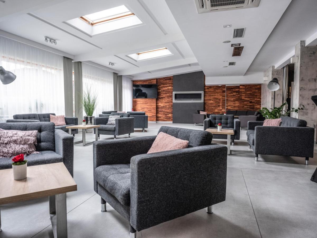 Hotel Europa Стараховице Екстериор снимка