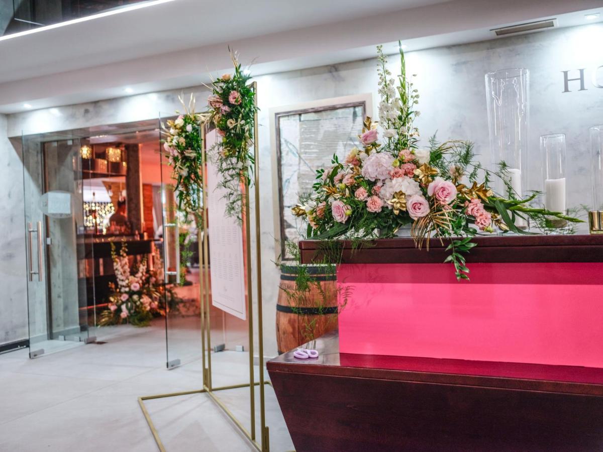 Hotel Europa Стараховице Екстериор снимка