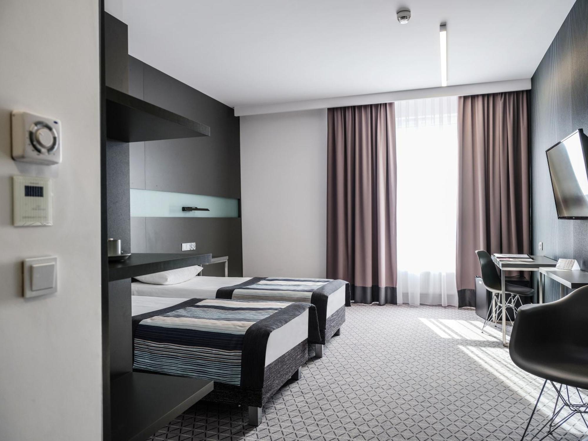 Hotel Europa Стараховице Екстериор снимка