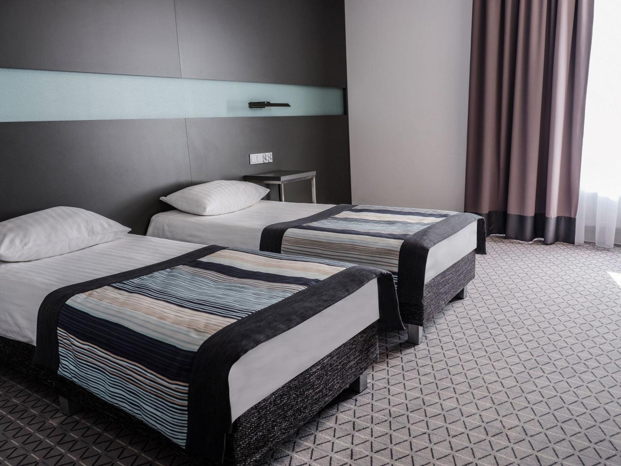 Hotel Europa Стараховице Екстериор снимка
