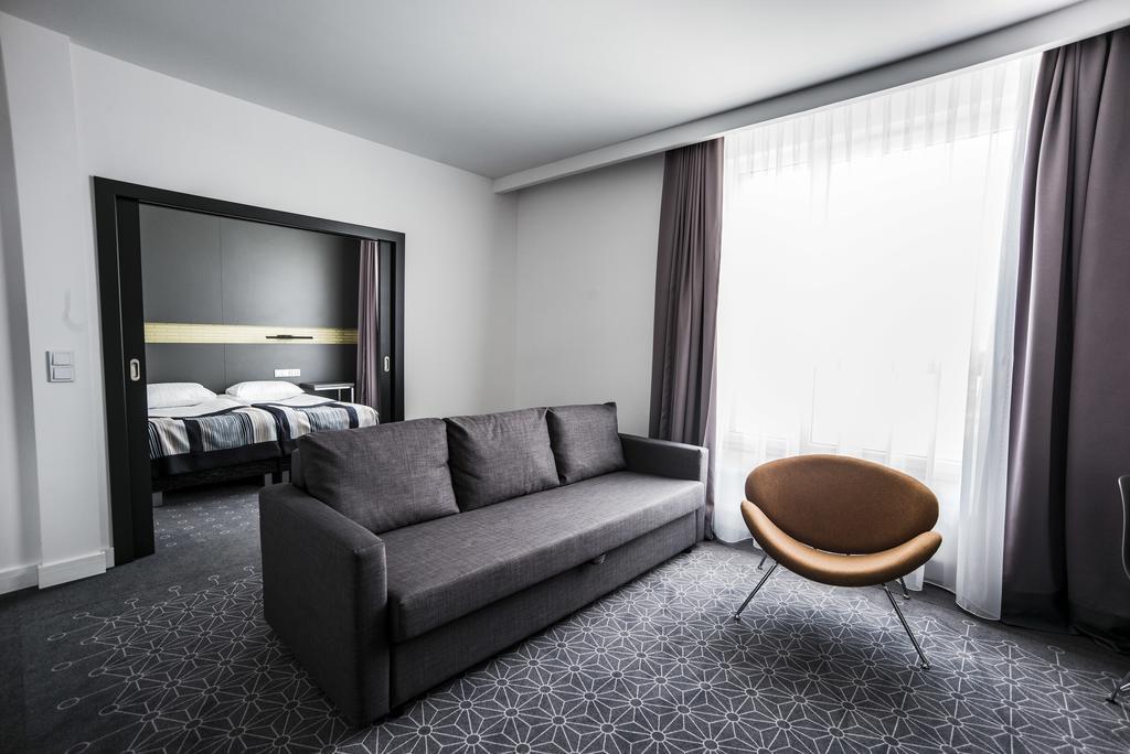Hotel Europa Стараховице Екстериор снимка